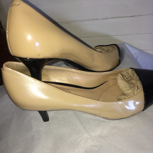 Isaac Mizrahi Pointy Cap Toe Heels Nude & Black - Picture 4 of 8